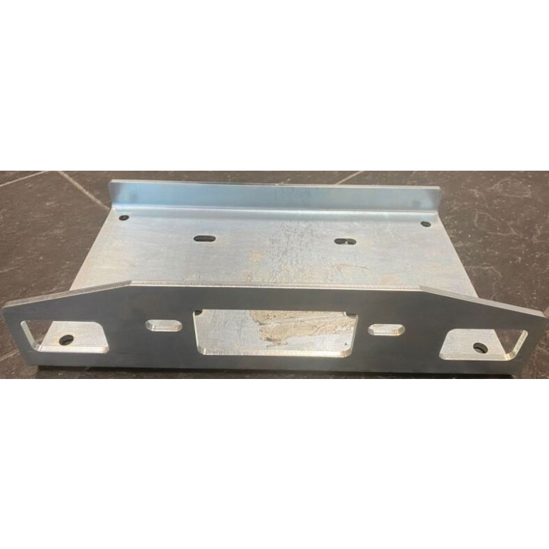 Universal mounting plate for short drum winches